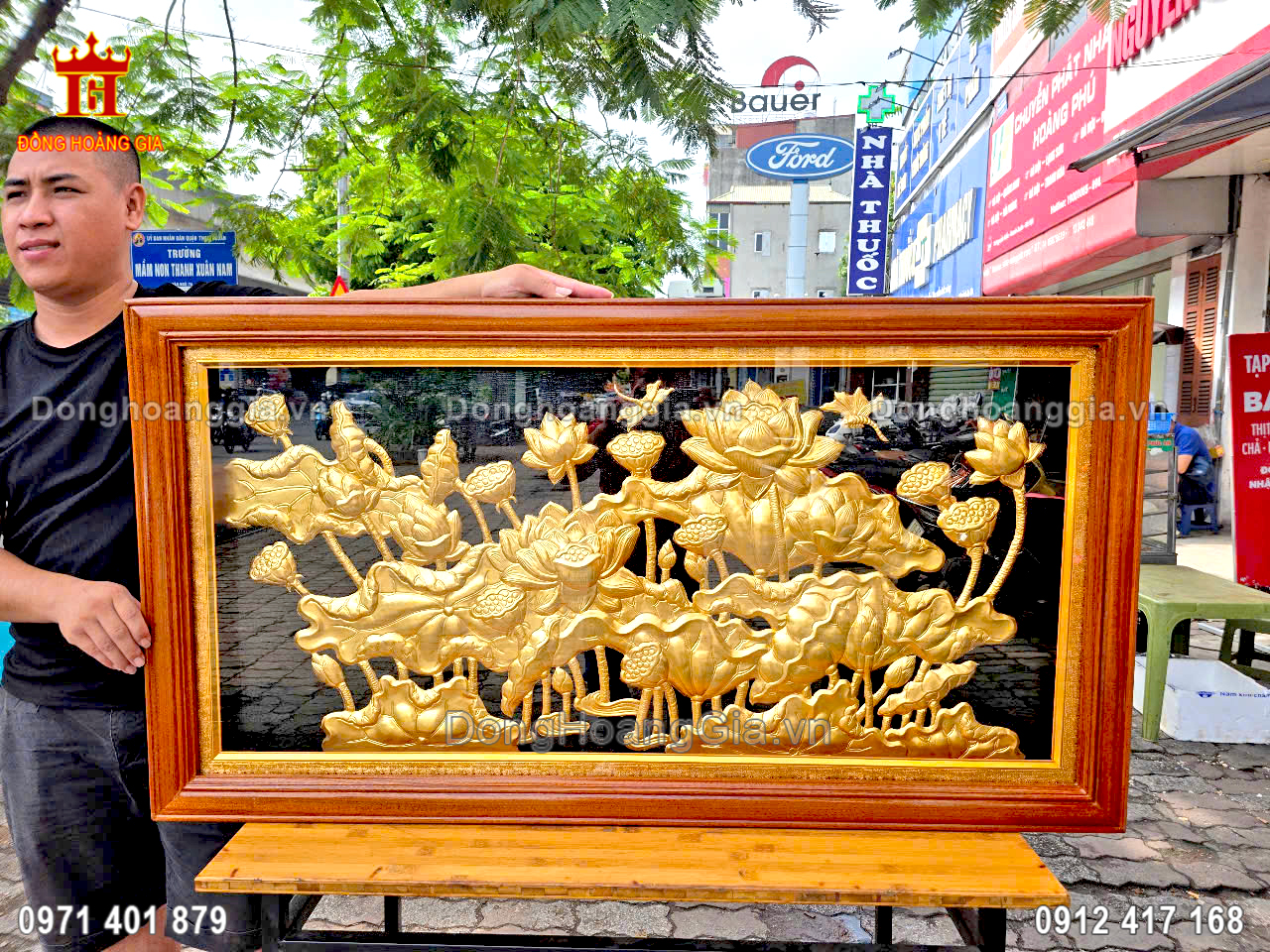Bức tranh hoa sen bằng đồng mạ vàng 24K là dòng sản phẩm tranh đồng cao cấp